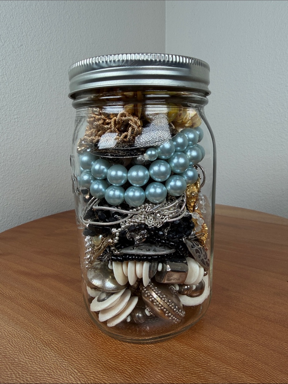 Miscellaneous VTG Costume Jewelry Jar Brooches Earrings Necklaces Rings - Picture 2 of 9